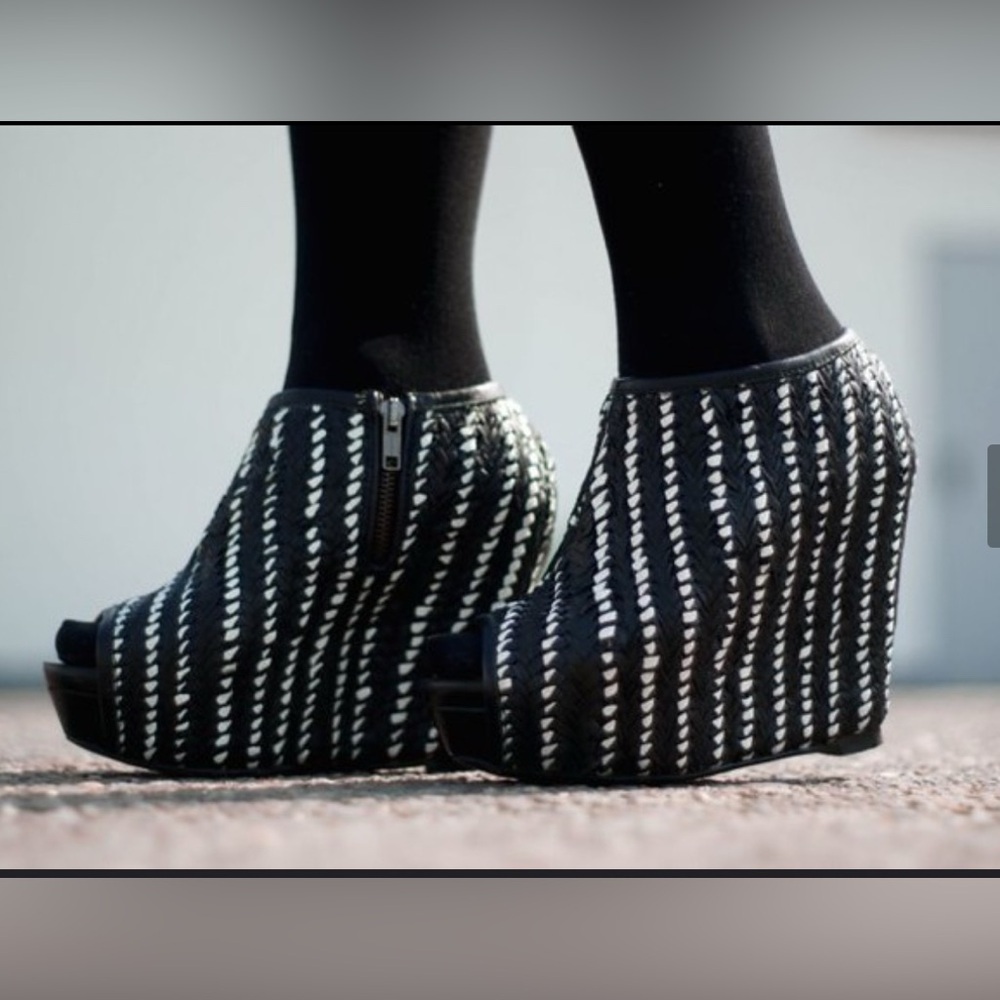 ZARA Black & White Peep Toe Platform Wedges – Size 10 - EUC
